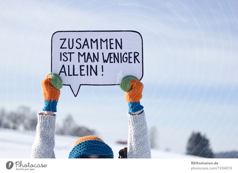 Zusammen ist man weniger allein ... Arme Hand 1 Mensch Umwelt Natur Landschaft Winter Schnee Handschuhe Mütze Schriftzeichen Schilder & Markierungen festhalten