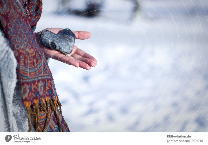 Herz Hand Umwelt Natur Sonne Winter Schönes Wetter Schnee Schal Stein festhalten außergewöhnlich trendy Zusammensein Liebe Verliebtheit Treue Romantik