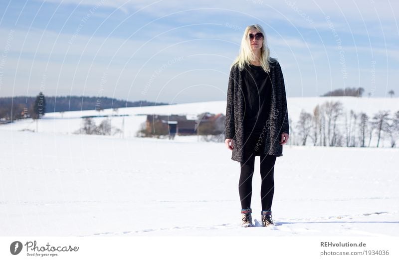 Jule | im Schnee feminin Junge Frau Jugendliche Erwachsene 1 Mensch 18-30 Jahre Umwelt Natur Landschaft Himmel Sonne Winter Schönes Wetter Hügel Mode Pullover