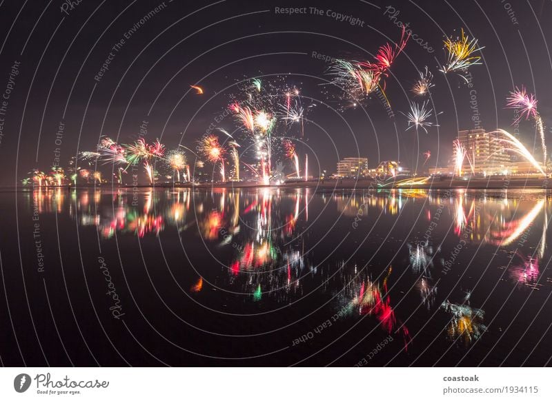 Feuerwerk über Duhnen Winter Silvester u. Neujahr Wasser Nachthimmel Küste Cuxhaven Skyline Feste & Feiern Fröhlichkeit Lebensfreude Vorfreude Beginn Ende