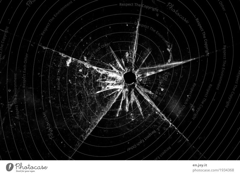 Durchschuss Glas Aggression bedrohlich dunkel hässlich kaputt Spitze trashig schwarz Sicherheit Schutz Trauer Tod Angst Entsetzen Todesangst gefährlich Gewalt