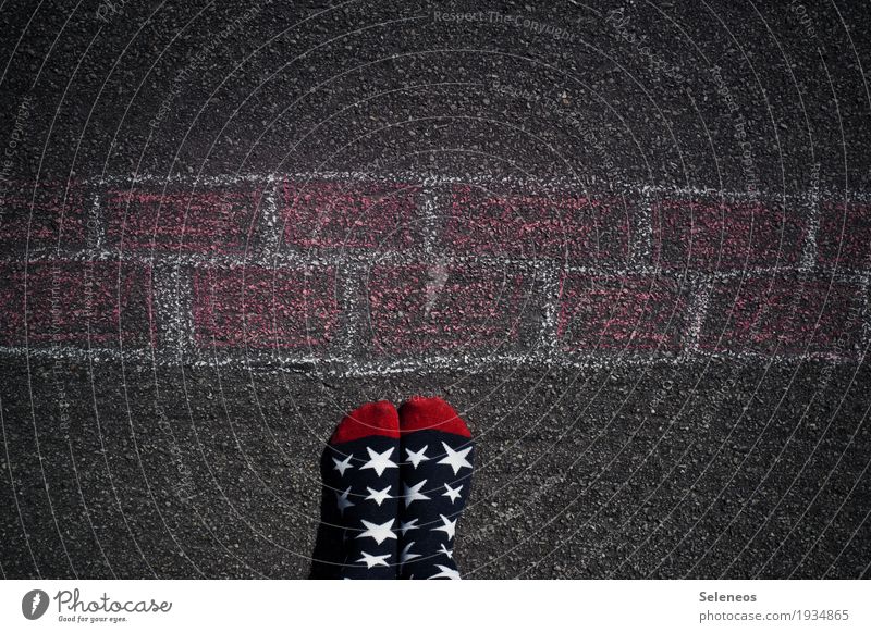 einreißen statt aufbauen Fuß Mauer Wand Strümpfe Zeichen Schilder & Markierungen Hinweisschild Warnschild Graffiti Stern (Symbol) Ungerechtigkeit Feindseligkeit