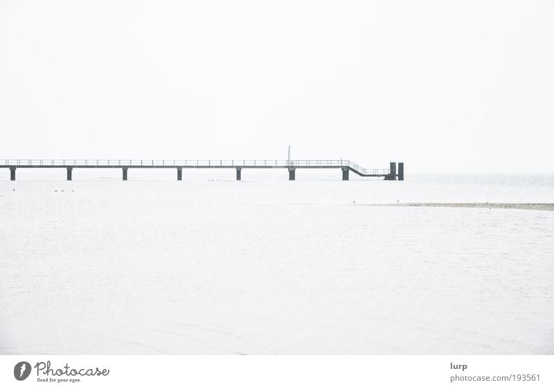 Das Meer Umwelt Natur Landschaft Wasser Himmel Nordsee Ostsee See hell schwarz weiß Einsamkeit Ferne Anlegestelle Wasserfahrzeug Hafen Steg Schwarzweißfoto