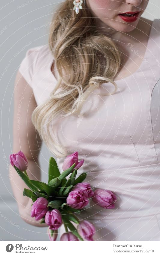 Frühling_09 feminin Junge Frau Jugendliche Erwachsene 1 Mensch 18-30 Jahre Valentinstag Geburtstag Blume Blumenstrauß Frühlingsgefühle blond Zopf Lippenstift