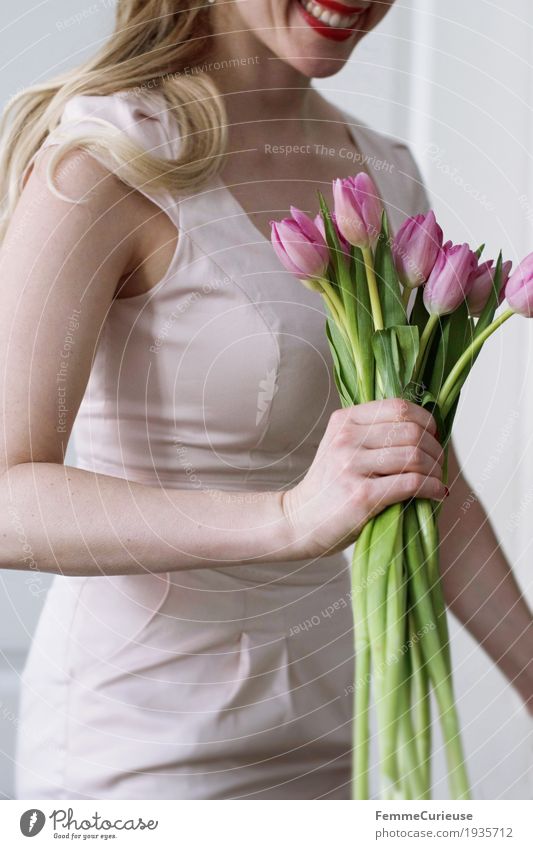 Frühling_06 feminin Junge Frau Jugendliche Erwachsene 1 Mensch 18-30 Jahre 30-45 Jahre Glück Achsel Etuikleid Kleid Pastellton rosa Arme Hand festhalten Tulpe