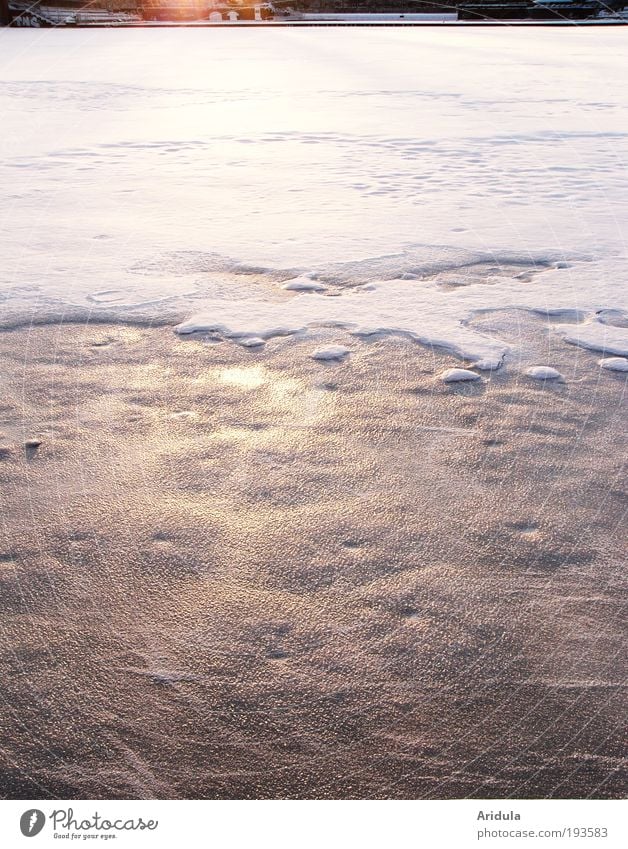 snow on the water Landschaft Wasser Sonne Sonnenaufgang Sonnenuntergang Winter Schönes Wetter Eis Frost Schnee Teich See Barmbek frieren frisch blau gelb gold