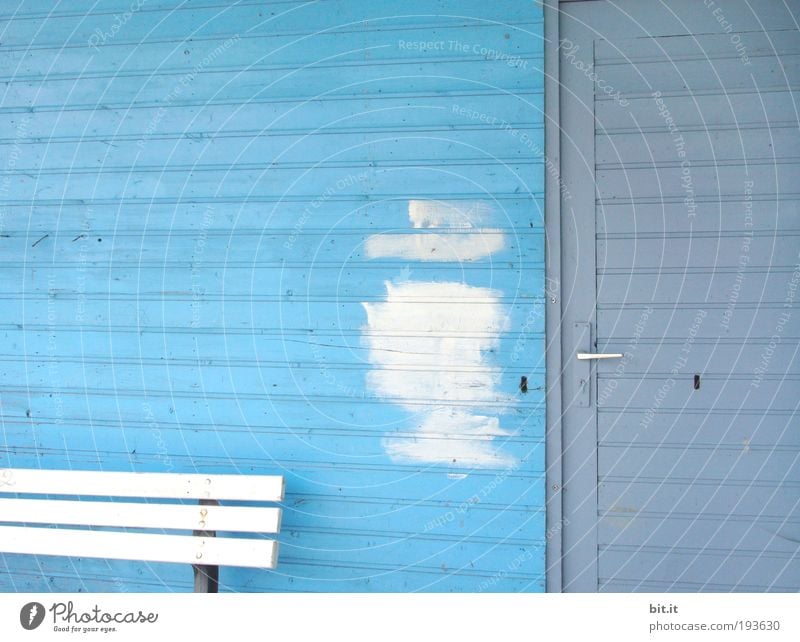 BESUCH VON FRAU MEIER Gebäude Architektur Mauer Wand Fassade Tür Holz Streifen Bank Hütte Schlüsselloch blau Holzwand Holzbank Eingang Ausgang Paneele Anstrich