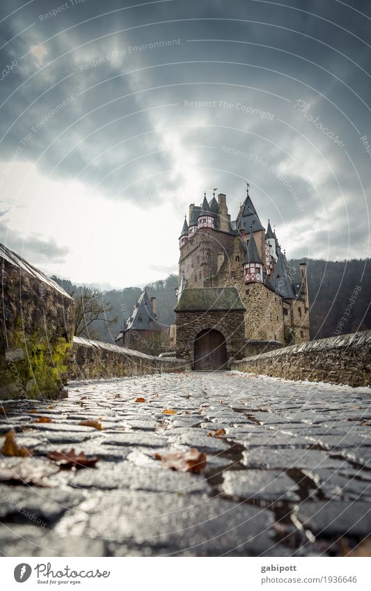 Burg Eltz Tourismus Ausflug Abenteuer Winter Wohnung Haus Traumhaus Himmel Wolken Gewitterwolken Herbst schlechtes Wetter Wind Sturm Regen Palast