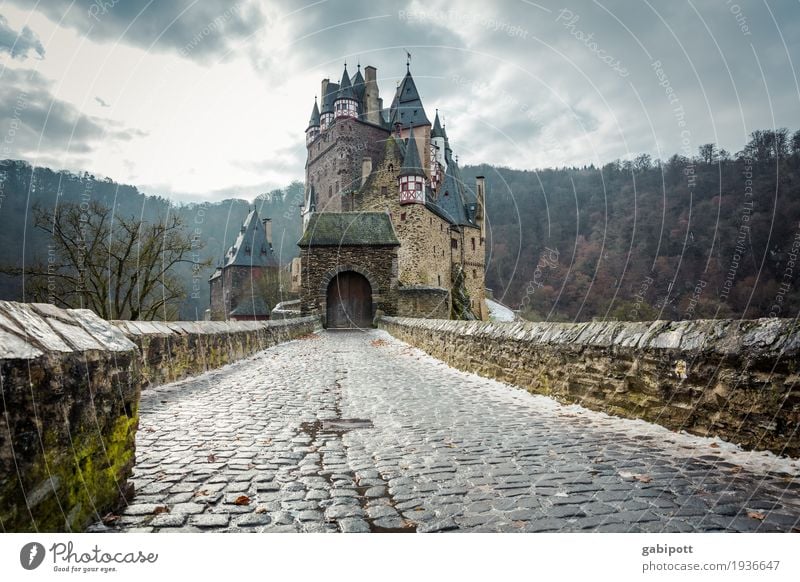 Burg Eltz Natur Landschaft Winter Wetter Regen Eis Frost Schnee Wald Burg oder Schloss Sehenswürdigkeit alt entdecken Erholung wandern außergewöhnlich gruselig