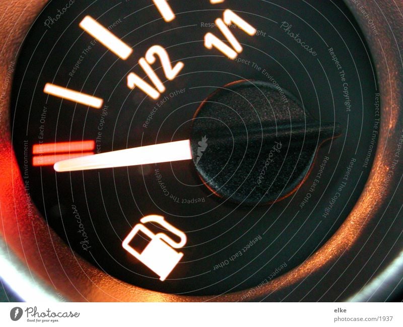 zeit zum auftanken Tachometer Zapfsäule Verkehr tachonadel Ziffern & Zahlen