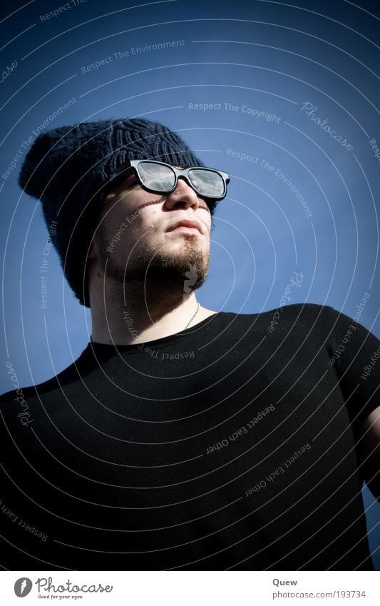 Freak Mensch maskulin Junger Mann Jugendliche Erwachsene 1 18-30 Jahre Himmel Wolkenloser Himmel T-Shirt Brille Mütze lustig nerdig blau schwarz einzigartig