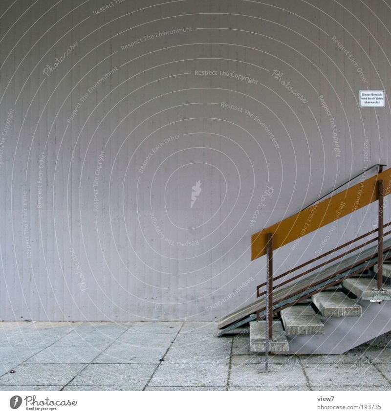 Hauseingangsbereich Wohnung Mauer Wand Treppe Fassade Stein Beton Metall Linie Streifen alt authentisch dreckig dunkel dünn einfach groß braun Endzeitstimmung