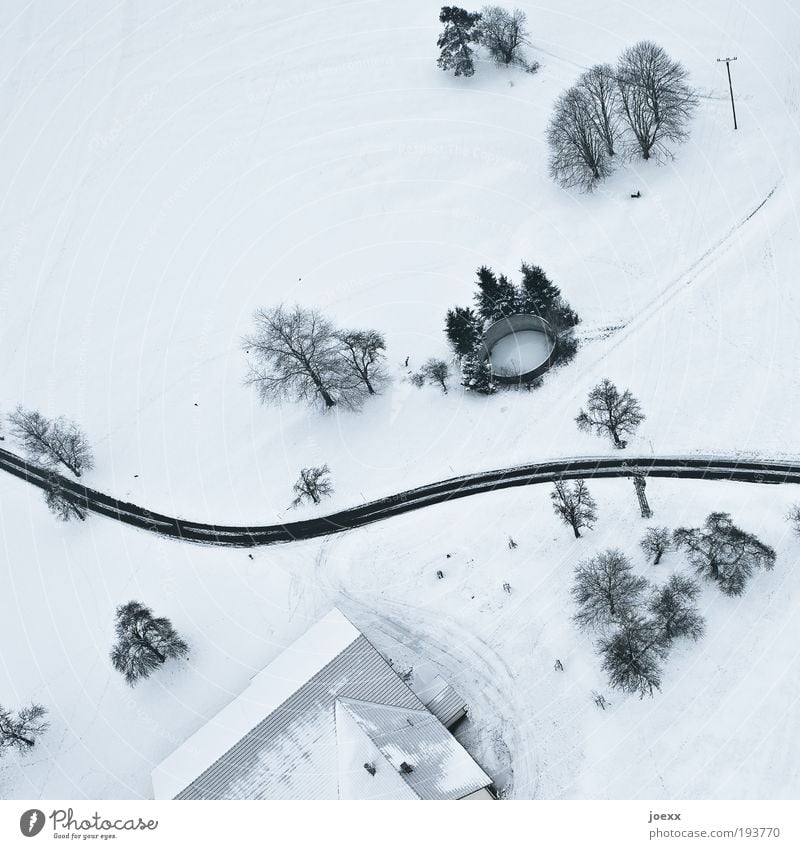 Haus mit Pool Winter Eis Frost Schnee Stadtrand Park Dach Verkehrswege Straße hoch kalt oben unten Schneelandschaft Hof Baum Vogelperspektive