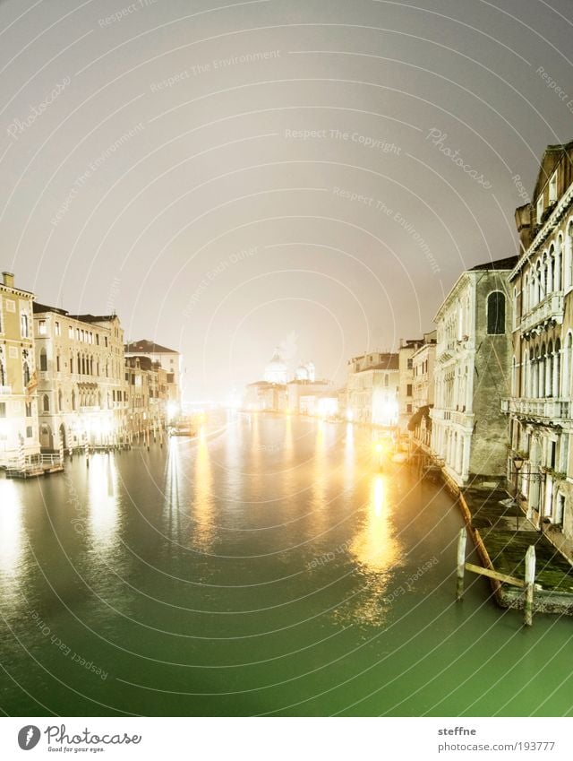 touriestyle Wasser Bucht Fluss Canal Grande Venedig Italien Hafenstadt Stadtzentrum Altstadt Skyline Menschenleer Haus Kirche Dom Fassade Sehenswürdigkeit