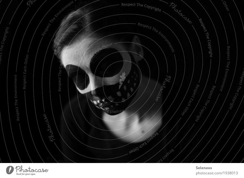 aus Skelett Totenkopf Mensch Frau Vorderansicht Schminke Tod Trauer Schädel gruselig Traurigkeit Angst Kopf Halloween dunkel Porträt Innenaufnahme Gesicht Zähne