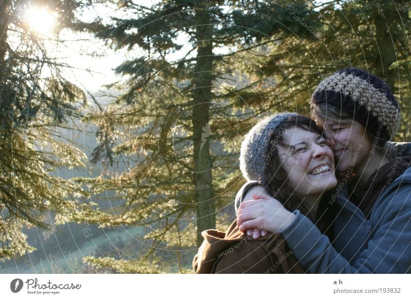 in bloom feminin Geschwister Schwester Jugendliche 2 Mensch Natur Herbst Baum Wald Mütze berühren Liebe leuchten Umarmen frei Fröhlichkeit Glück lustig