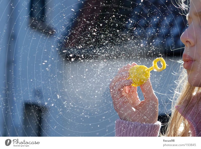 Leider Geplatzt Kind Kindheit Leben Nase Mund 1 Mensch 8-13 Jahre Wassertropfen atmen Spielen Freude Seifenblase platzen spritzen Farbfoto Außenaufnahme