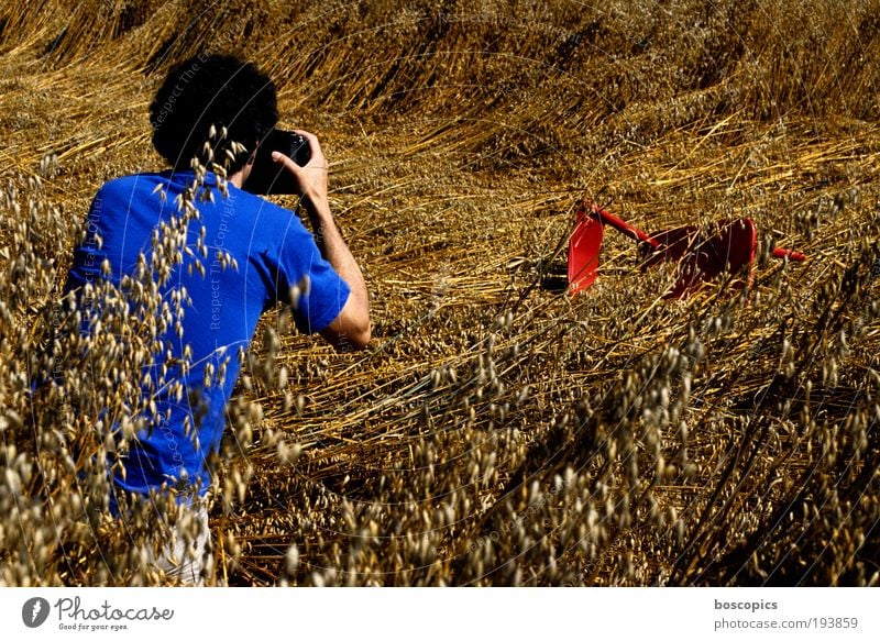 making of Freizeit & Hobby Fotokamera Mensch maskulin Mann Erwachsene 1 Interesse Fotografieren Stuhl Kornfeld Sommer blau rot Außenaufnahme Tag