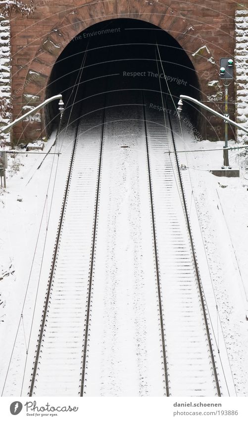 O Eis Frost Schnee Tunnel Verkehrswege Öffentlicher Personennahverkehr Bahnfahren Wege & Pfade Schienenverkehr Eisenbahn Gleise Mut Angst Zukunftsangst Trauer