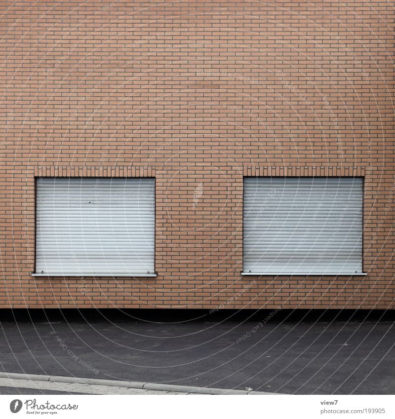 Fenster eins und Fenster zwei. Arbeitsplatz Baustelle Fabrik Wirtschaft Haus Industrieanlage Mauer Wand Fassade Straße Stein Beton Metall Backstein Kunststoff