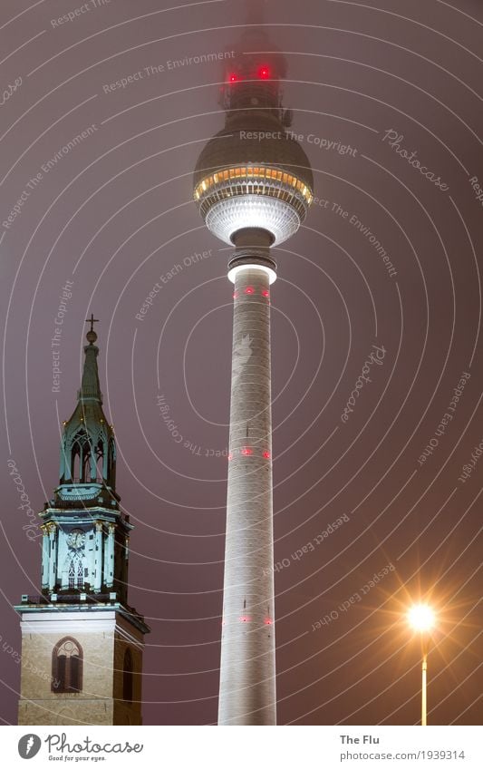 Siegerpodest Städtereise Geistlicher Himmel schlechtes Wetter Nebel Berlin Deutschland Europa Hauptstadt Stadtzentrum Menschenleer Kirche Funkturm