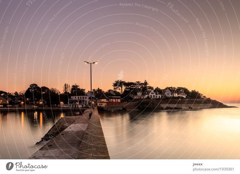 Abstand Frankreich Fischerdorf Haus Leuchtturm maritim braun orange schwarz ruhig Idylle Farbfoto Außenaufnahme Abend Dämmerung Kunstlicht Langzeitbelichtung