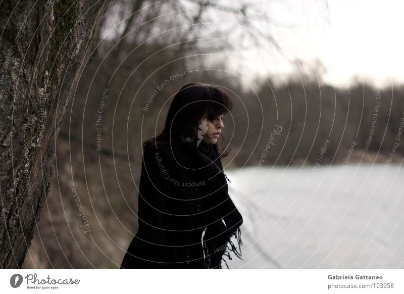 erzähl mir was von Gleichgewicht und fall dann in den Fluss. feminin Haare & Frisuren 1 Mensch Umwelt Wasser Wind Wald Mantel Schal atmen Blick bedrohlich braun