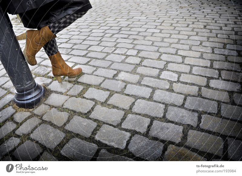 Basta Pflasta II feminin Junge Frau Jugendliche Erwachsene Beine Fuß 1 Mensch Platz Laterne Laternenpfahl Straße Kopfsteinpflaster Verkehrswege Fußgänger Rock