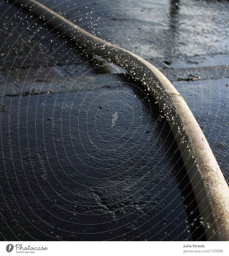 löschen Straße Wasser bauen frisch nass blau schwarz weiß Löschschlauch Loch Wassertropfen Schlauch Gartenschlauch Sommer glänzend Perlend Erfrischung spritzig