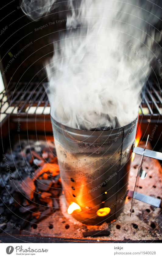 O'zünd is! Ernährung Grillen Freizeit & Hobby Feuer Rauch Grillkohle Flamme heiß Rauchen Grillsaison anzünden Übelriechend Farbfoto Außenaufnahme Nahaufnahme