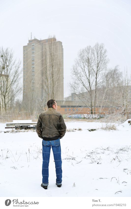 Zentrum Berlin Mensch Mann Erwachsene 1 30-45 Jahre Stadt Hauptstadt Stadtzentrum Haus Park Ferne Winter Ernst Thälmann Park Farbfoto Außenaufnahme Tag