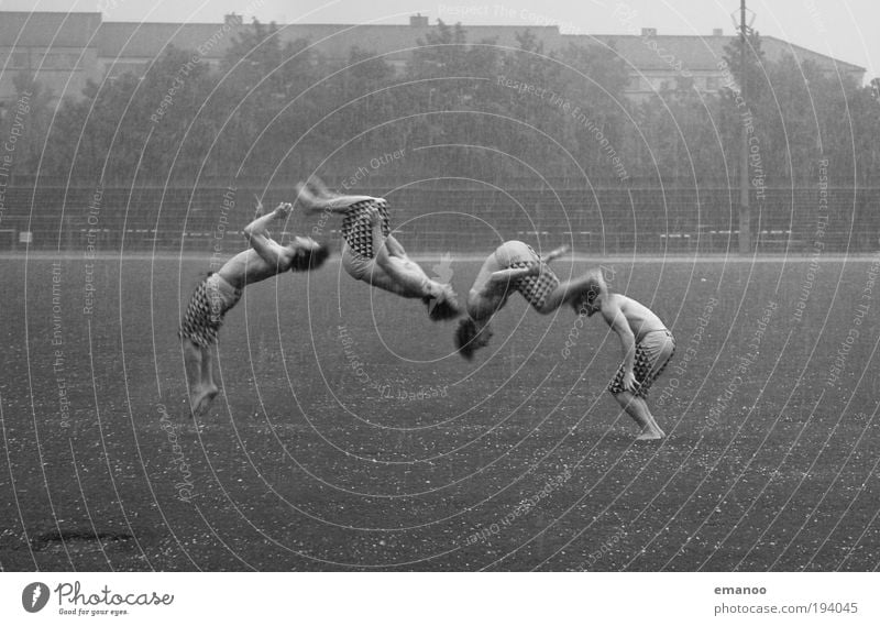 im hagel Stil Sport Stadion maskulin Junger Mann Jugendliche Erwachsene Körper Unwetter Sturm Hagel drehen springen sportlich Coolness Freude Salto Reihe Studie