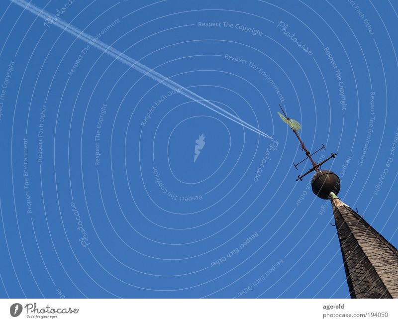 Gruß in die Ferne Freiheit Pilot Geistlicher Luftverkehr Umwelt Wolkenloser Himmel Sonnenlicht Schönes Wetter Kirche Kirchturmspitze Verkehrsmittel