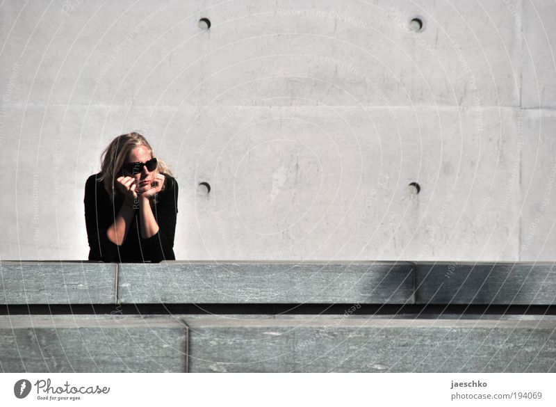 Ich warte da drüben. Junge Frau Jugendliche 1 Mensch 18-30 Jahre Erwachsene Stadt Bauwerk Gebäude Architektur Mauer Wand Fassade Sonnenbrille Stein Beton warten