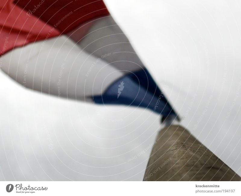 flatternité Frankreich Europa Fahnenmast Holz Patriotismus rot weiß blau Tricolore 14 juillet Nationalflagge Nationalfeiertag wehen Wolkenhimmel