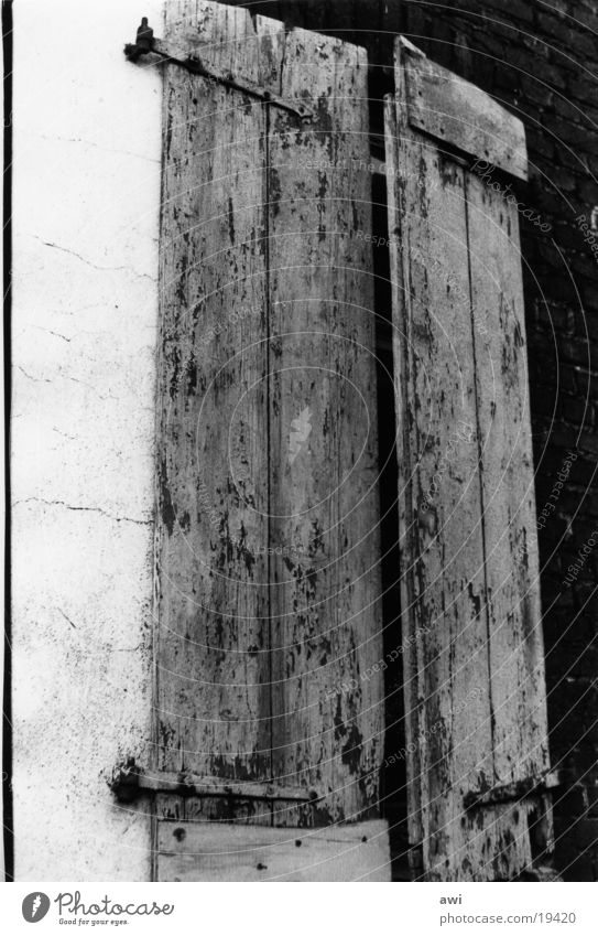 Fensterladen Holz geschlossen dunkel Haus Architektur Schwarzweißfoto Kontrast