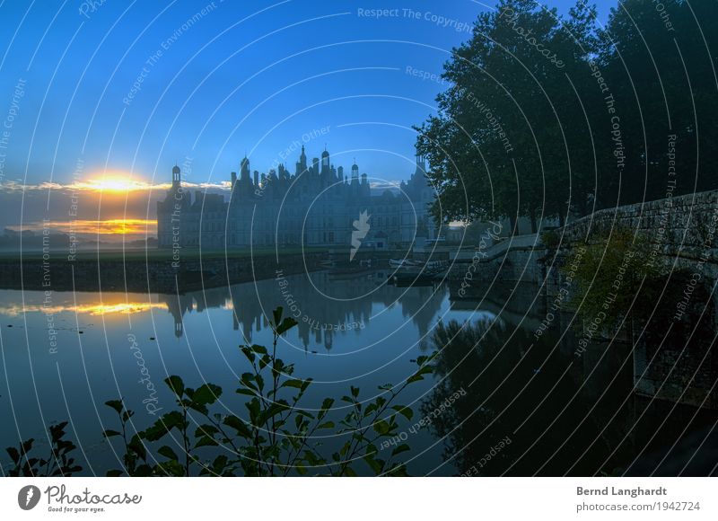 Sonnenaufgang am Schloss Chambord Wolken Sonnenuntergang Sommer Park Frankreich Europa Burg oder Schloss Sehenswürdigkeit alt außergewöhnlich blau grün orange