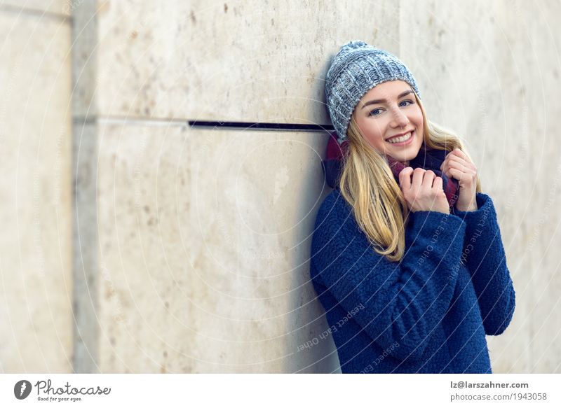 Hübsche junge Frau, die an der Kamera lächelt Glück schön Gesicht Winter Erwachsene 1 Mensch 18-30 Jahre Jugendliche Herbst Schal Hut blond Lächeln attraktiv