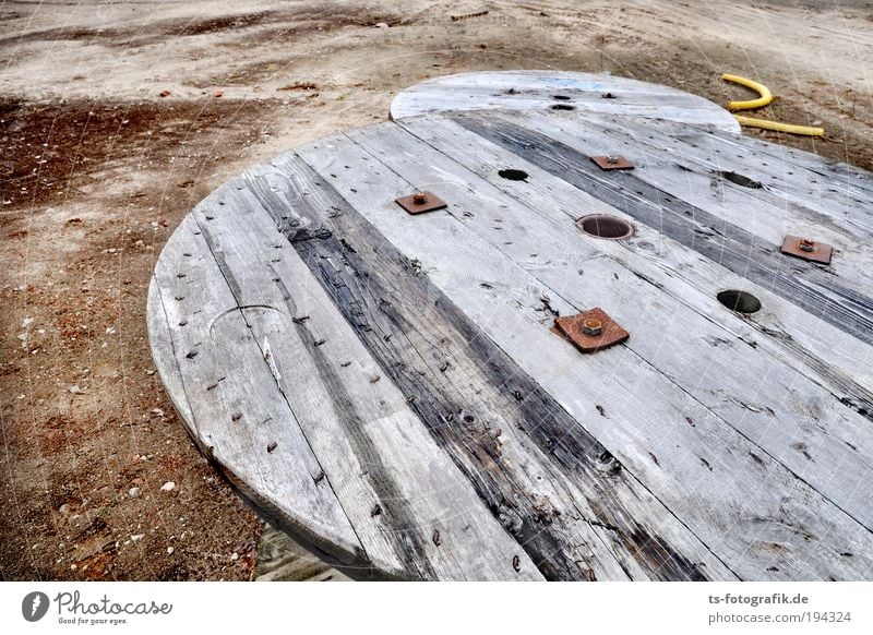 Baustellen Ufos Arbeit & Erwerbstätigkeit Beruf Handwerker Erde Abwasserkanal Rohrleitung Röhren Stahlkabel Holz Holzbrett rund Trommel Sand Bauarbeiter Rost