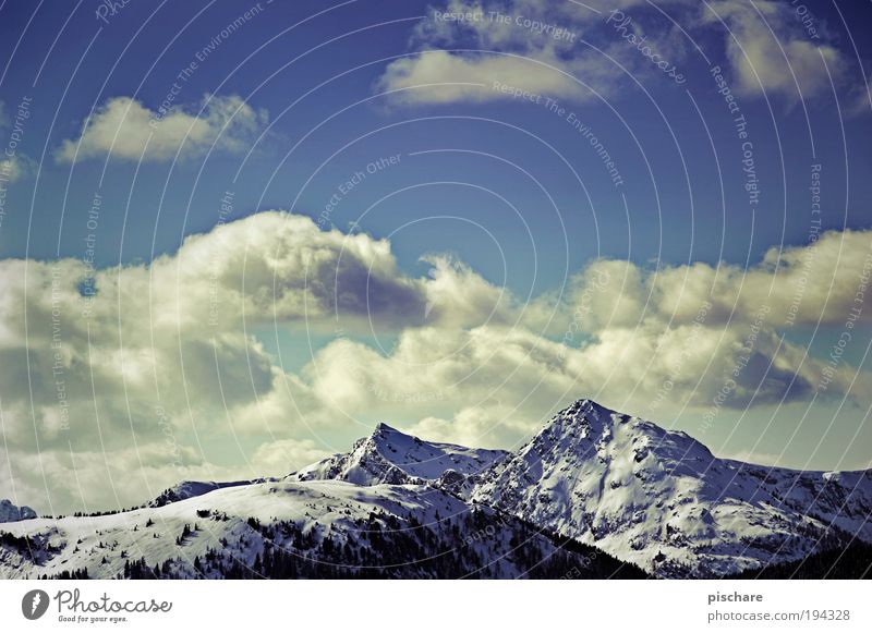 Bergluft Winter Schnee Winterurlaub Berge u. Gebirge Natur Landschaft Himmel Wolken Alpen eckig Ferne gigantisch groß Unendlichkeit retro blau Fernweh