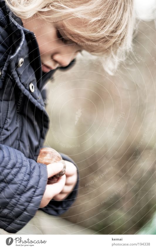 Das Schneckenhaus Mensch Kind Kleinkind Mädchen Kindheit Kopf Gesicht Hand Finger 1 1-3 Jahre blond beobachten entdecken Blick Spielen Neugier niedlich blau