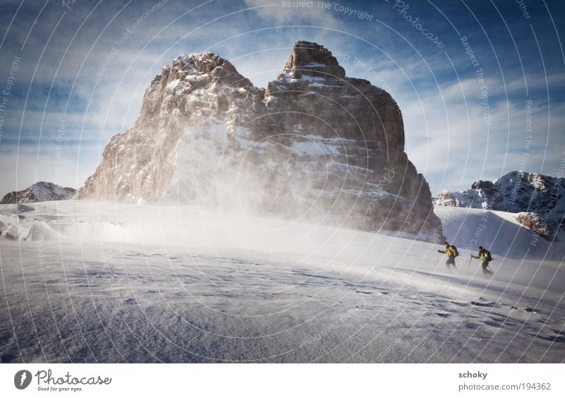 Stormy Sport Wintersport wandern Skifahren Skier Schneeschuhe Skipiste "Offpist Gelände Gletscher" Mensch maskulin Paar Erwachsene 2 Landschaft Wolken