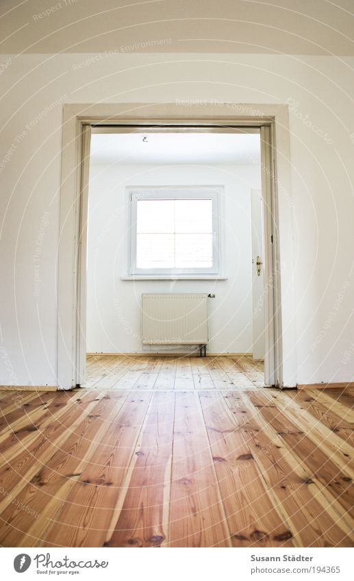 neue Wohnung, neues Glück! Haus Einfamilienhaus Architektur Mauer Wand Fenster Tür leuchten hell historisch Dielenboden Holz Holzfußboden Maserung Schiebetür