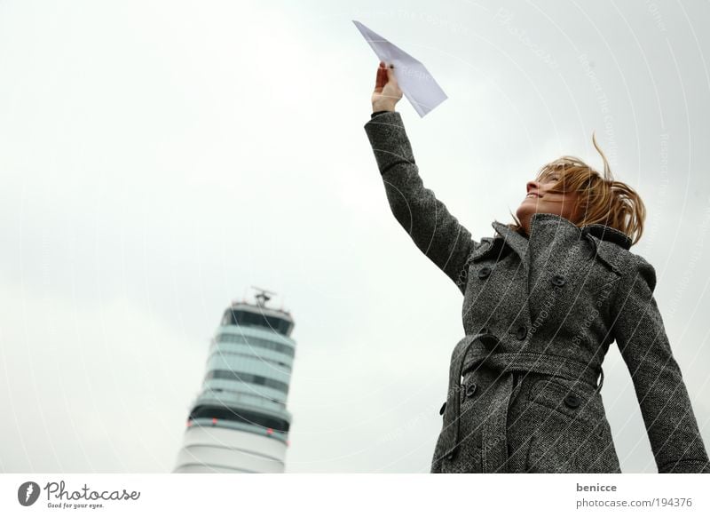 Weg hier ! Frau Mensch Ferien & Urlaub & Reisen Flugzeug Papierflieger Flughafen Winter Jacke Mantel halten Tower (Luftfahrt) Turm Himmel Winterurlaub Freude