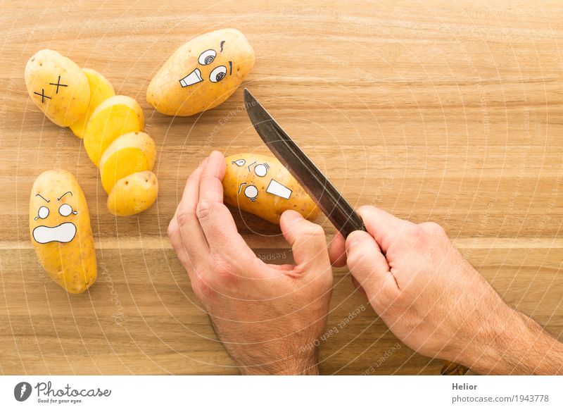 Kartoffeln in panischer Angst Gemüse Hand Messer Schneidebrett Holz Stahl gruselig lecker lustig braun schwarz weiß Gefühle Schmerz Entsetzen Todesangst