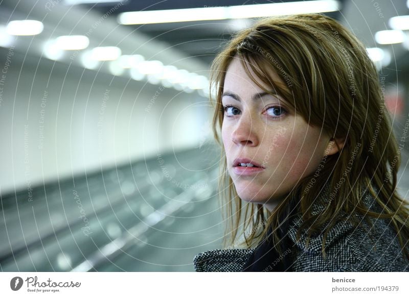 suprise Frau Mensch U-Bahn Einsamkeit Porträt Angst Blick Winter wartern Bahnhof modern Licht Lampe Beleuchtung künstlich ernst Nahaufnahme Überraschung jung