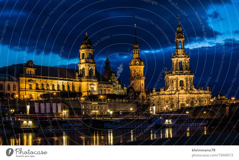 Dresden Stadt Altstadt Skyline Kirche Brücke Fassade Sehenswürdigkeit Wahrzeichen Passagierschiff Wasserfahrzeug Stein Backstein glänzend Schwimmen & Baden