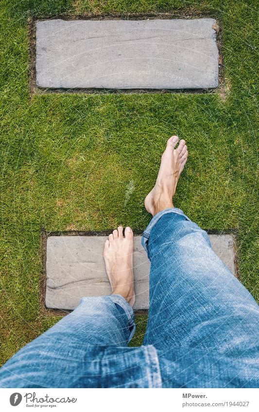 go barfuss Mensch laufen maskulin Mann Erwachsene Fuß stehen Jeanshose Beginn Gras Stein Wege & Pfade Vogelperspektive Farbfoto Textfreiraum oben Tag blau grün