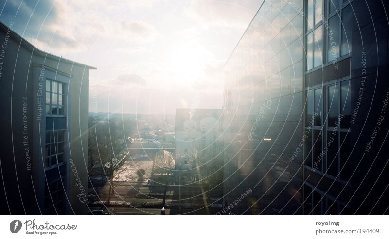 Gegenlicht elegant Stil Haus Hochhaus Bauwerk Gebäude Architektur Mauer Wand Fenster leuchten hell Stadt blau Farbfoto Außenaufnahme Abend