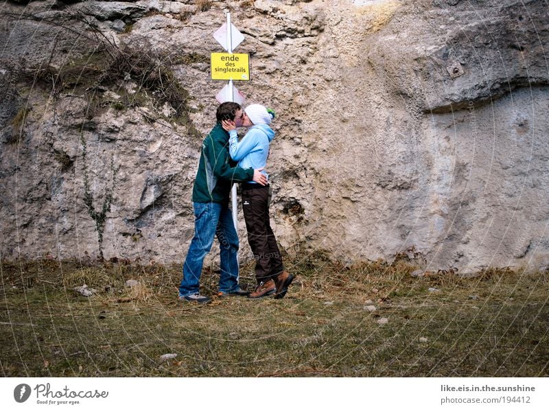 Am Ende des Singletrails maskulin 2 Mensch 18-30 Jahre Jugendliche Erwachsene Natur Gras Felsen Berge u. Gebirge Mütze Stein Gefühle Glück Fröhlichkeit